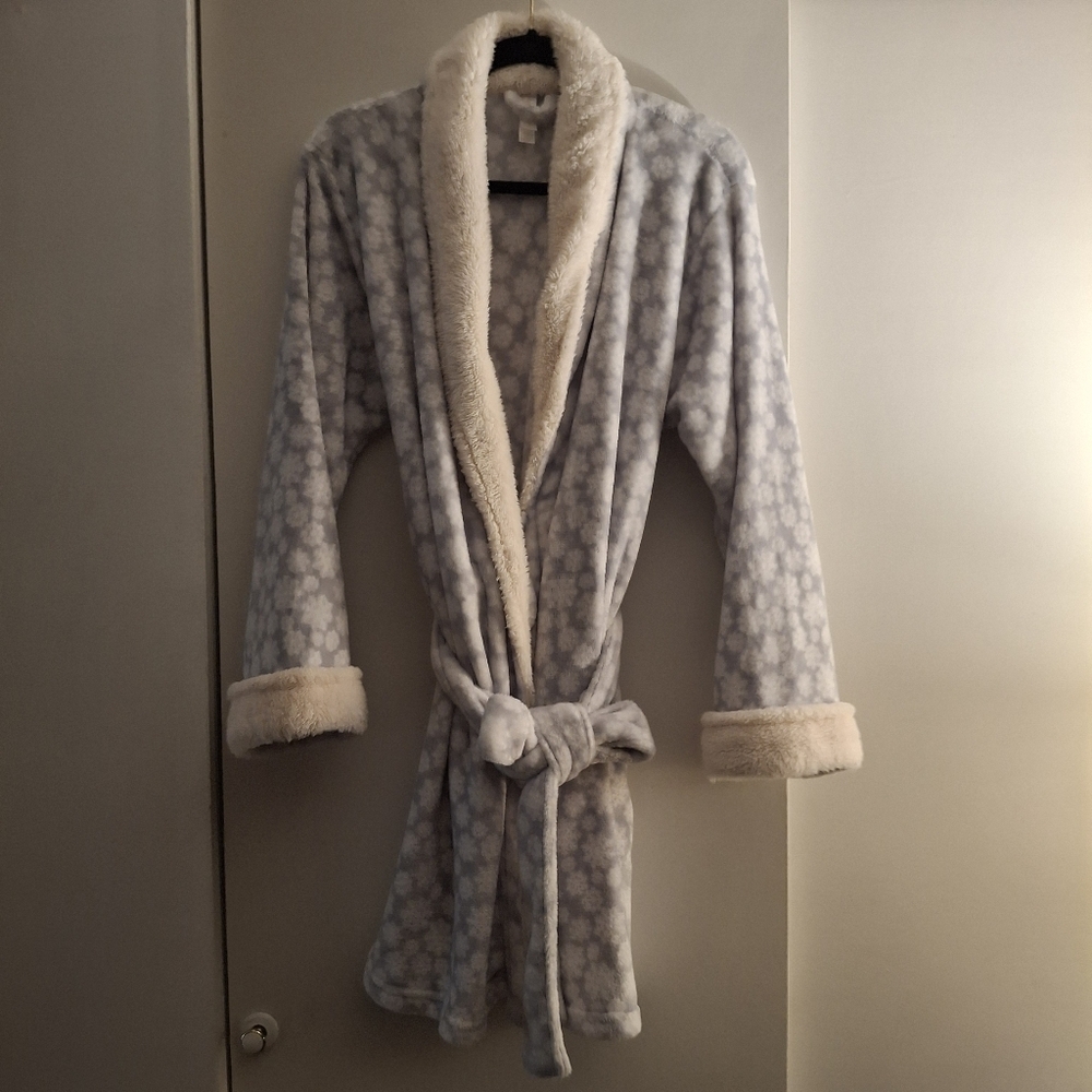 Pajama Drama Gray And White Super Soft Fleece Women's Snowflake Pattern Robe